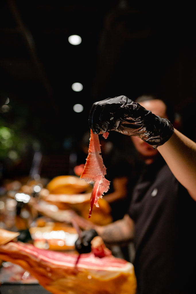 Each slice of jamón at Enrique Tomás maximizes flavor.