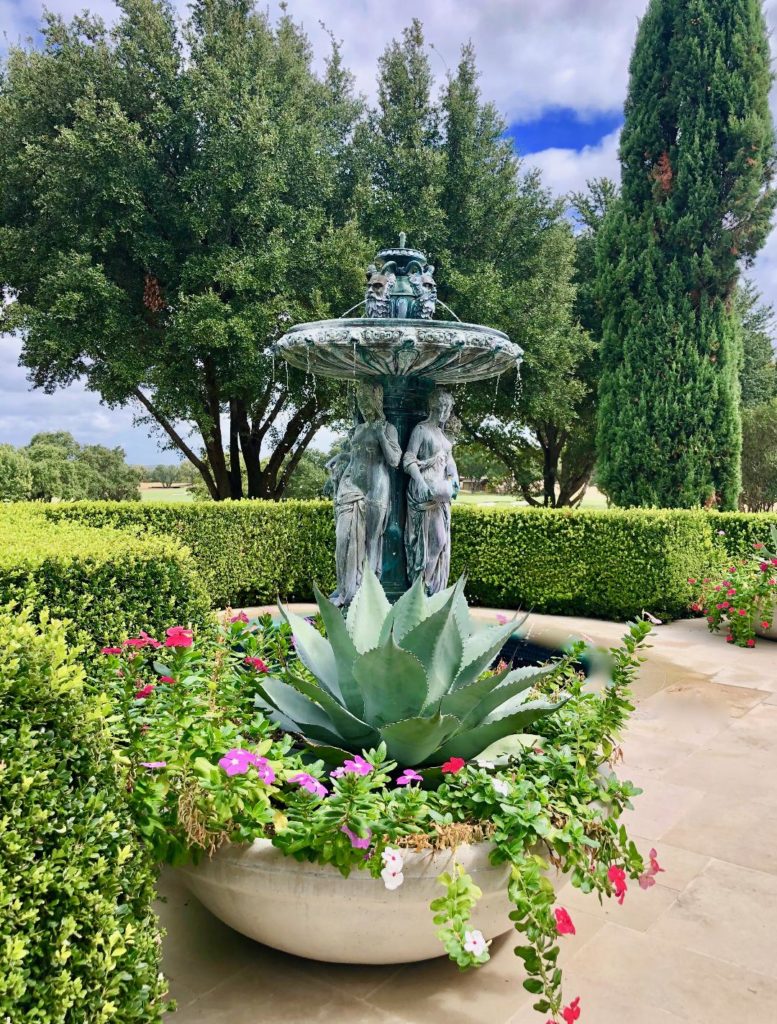 gardens – boxwoods surround a fountain