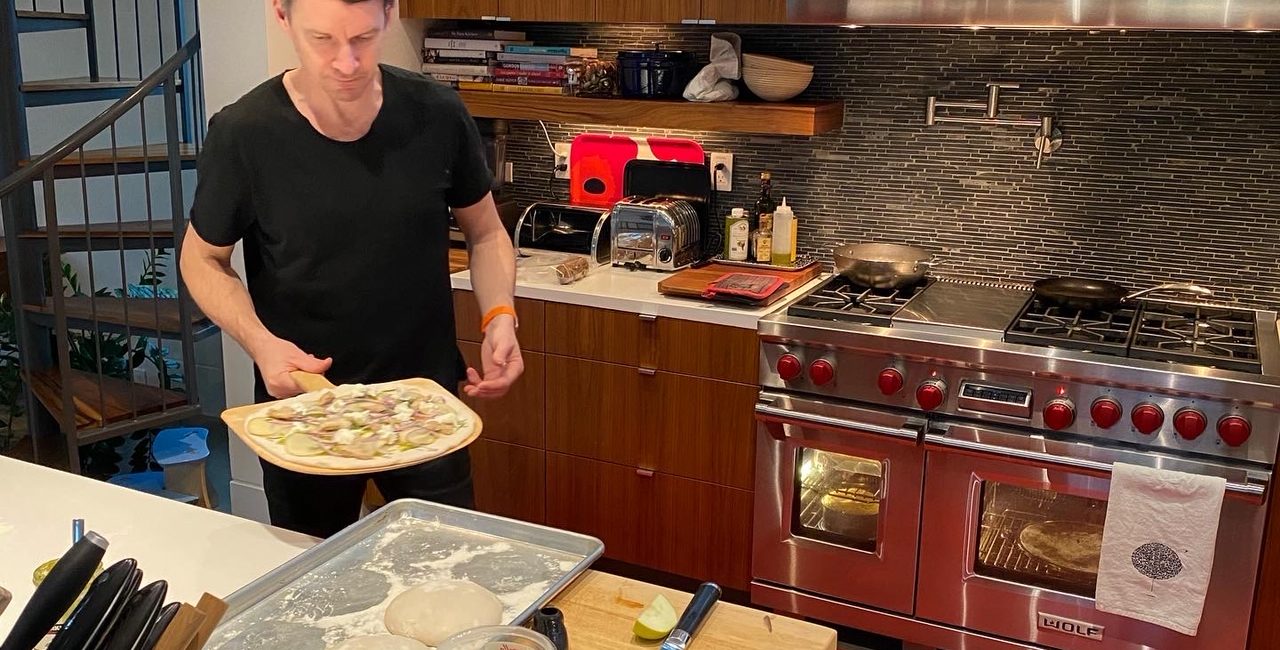 Sverre Brandsberg-Dahl cooking pizza during the era of COVID-19 and social distancing.