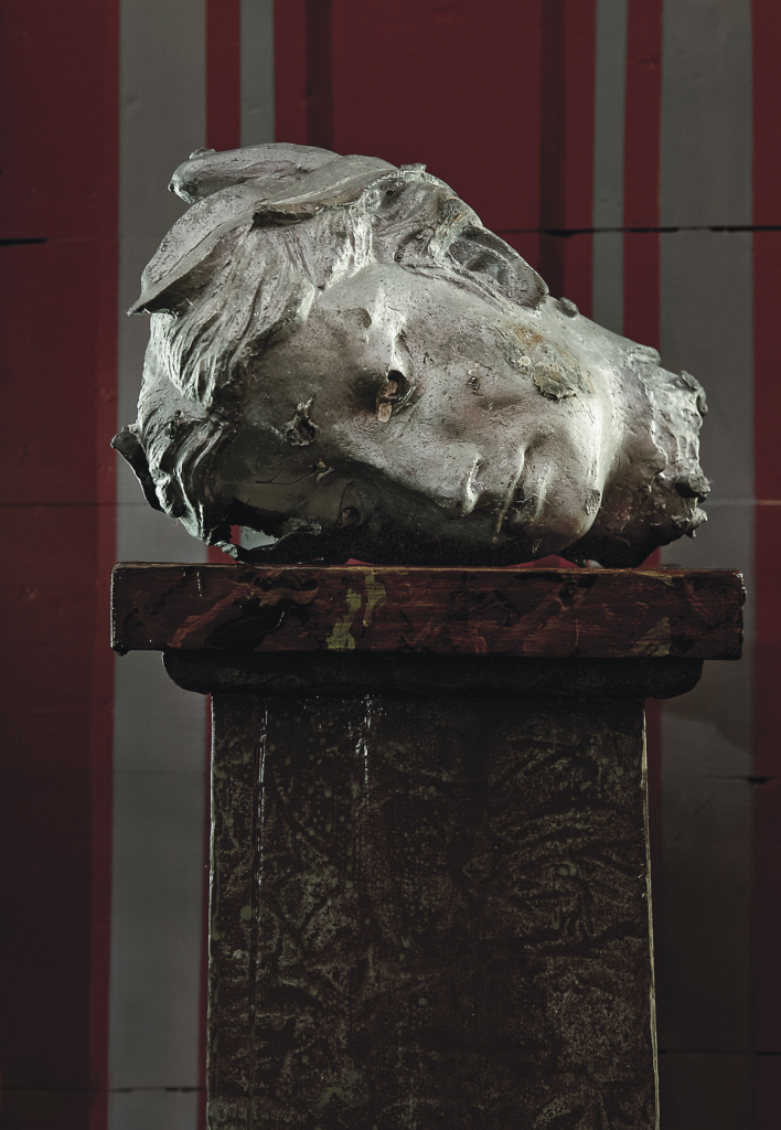 Salle Werner-Vaughn, published September 2012. Photographed by Jenny Antill and Jack Thompson. In artist Sally Werner-Vaughn’s The Palace by the Way bungalow, a Roman-style head cast at United Metalsmiths and gifted to Werner-Vaughn by the foundry’s owner, Tom Cole, rests on a marbleized wooden pedestal painted by the artist. 