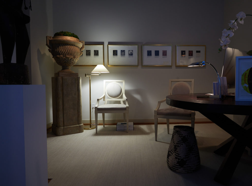 The entryway doubles as Garrie’s home office, with a 60-inch round table and vintage African basket. The large urn is from Caroline Faison Antiques in Greensboro, NC. Vintage Baker Furniture chairs re-covered in suede. Art from Moody Gallery. (Photo by Pär Bengtsson)