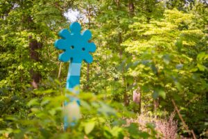 Jeffie Brewer’s “Pop,” 2019. The artist utilizes painted steel to fabricate his colorful beings. (Courtesy the artist and Crystal Bridges Museum of American Art, Bentonville, Arkansas)