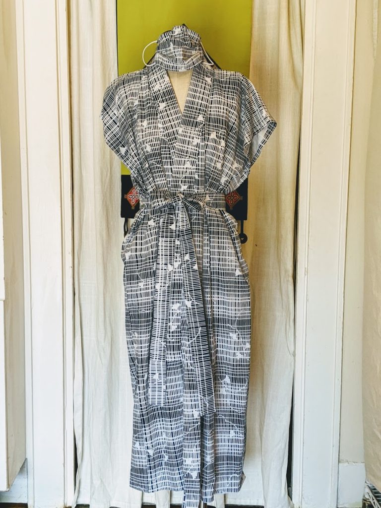 Kimono short-sleeve black-and-white reimagined print sleeveless yukata with matching mask and belt