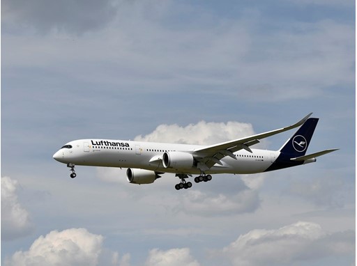 Lufthansa resumes service for selected travelers between Houston and Frankfurt with its own on-the-spot CORONAVIRUS-19 test.
