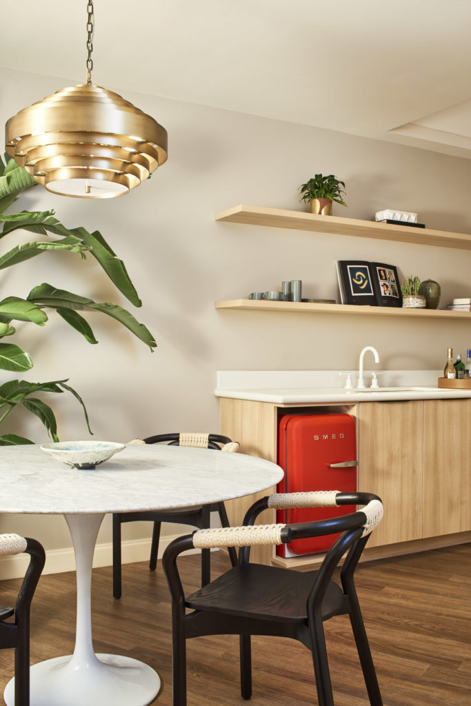 Deluxe Chambers’ iconic mid-20th-century furnishings and custom pieces designed by Swoon include Saarinen tables, Thonet-inspired dining chairs, and a sculptural brass pendant with a mid-century vibe. 