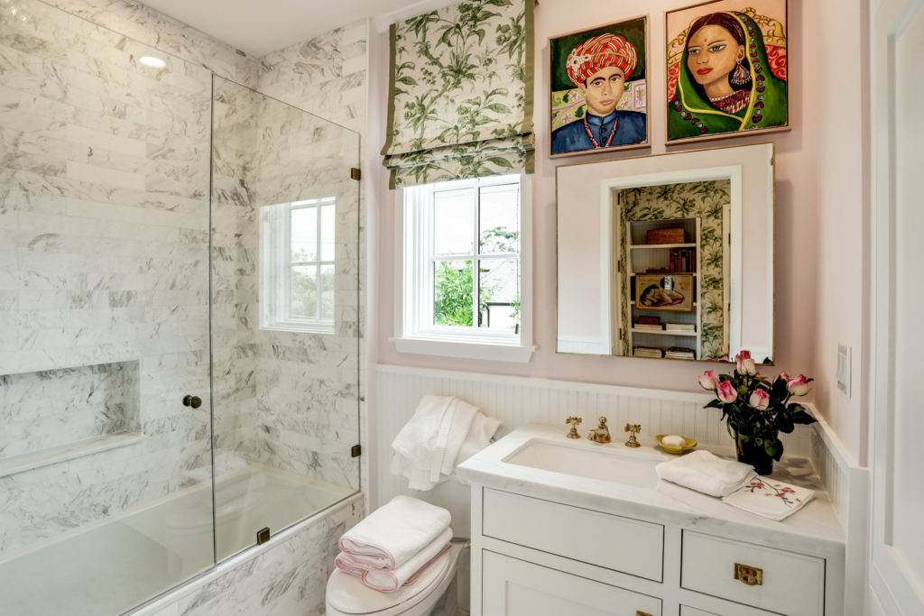 A bathroom en suite with a secondary bedroom.