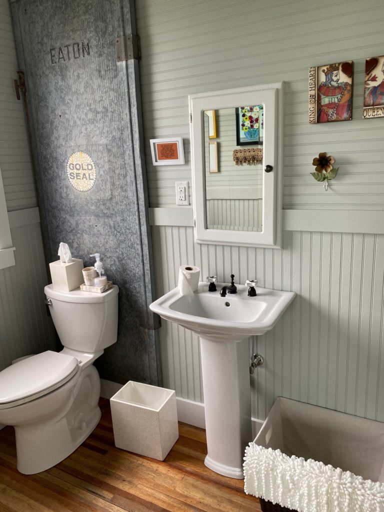 Even the bathroom has its share of antique decor. (Photo by Shafik I. Rifaat)