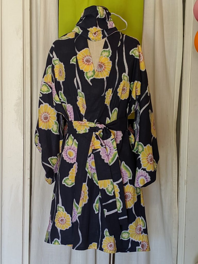 Kimono Zulu sunflower-inspired kimono with matching mask and belt