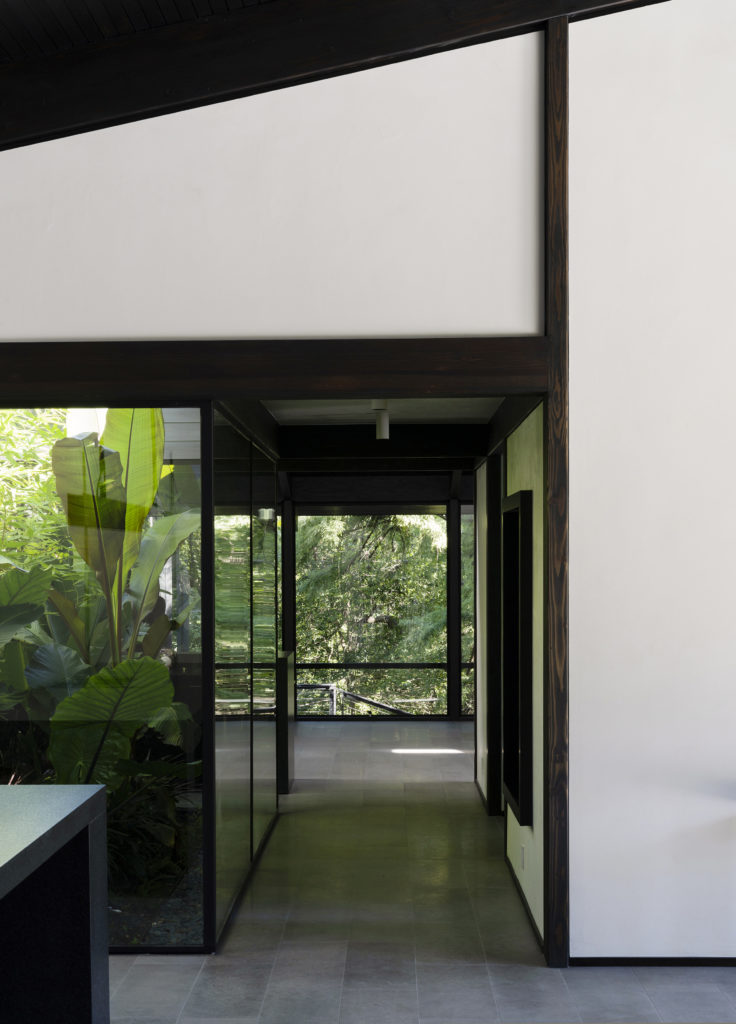 One of two axises which run through the house and are anchored by the interior courtyard. (Photo by Jack Thompson Photography)