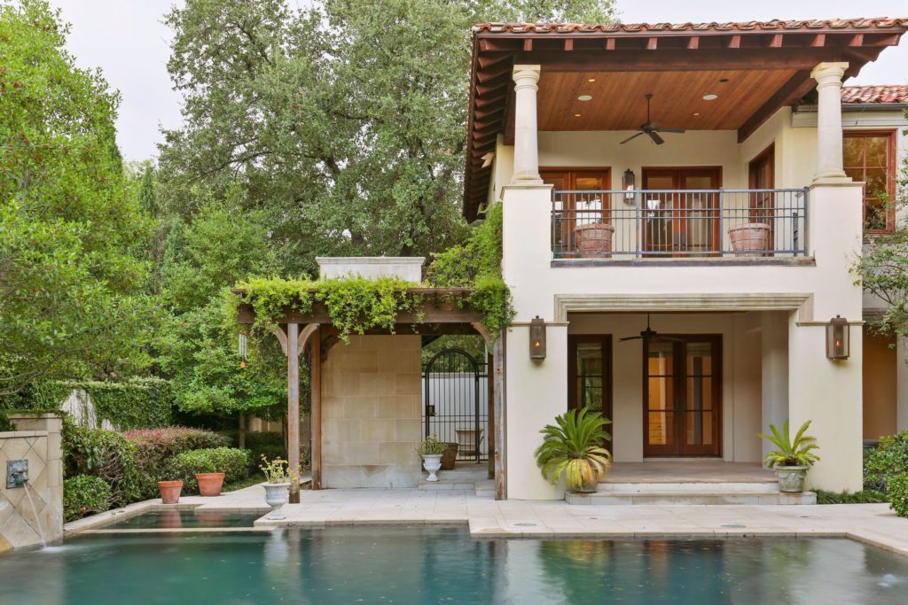 The backyard oasis and spa area. 