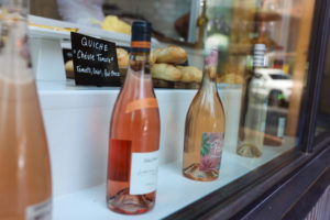 What a better way to spend an afternoon with a friend than with a bottle of vin.