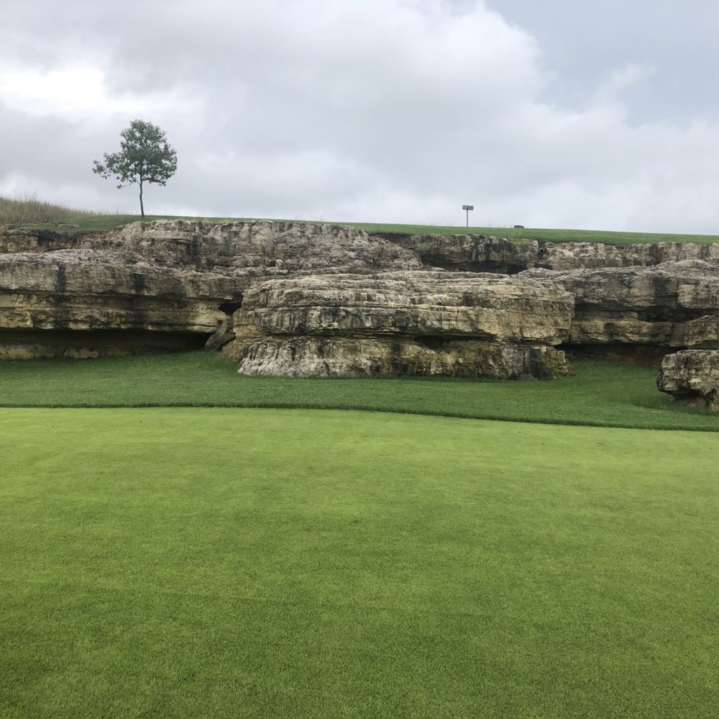 Payne Valley's rock outcroppings add a distinctive look to several holes. (Photo by Chris Baldwin)