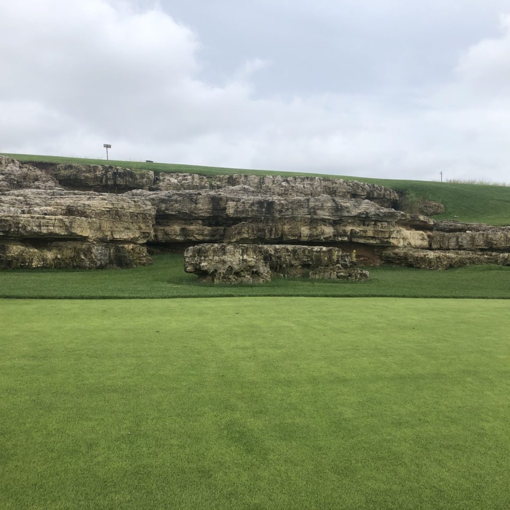 Tiger Woods uses the natural rock outcroppings to great effect at Payne's Valley. (Photo by Chris Baldwin)