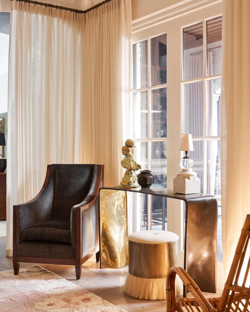 Breakfast keeping room designed by Marcus Mohon Interiors. (Photo by Stephen Karlisch)