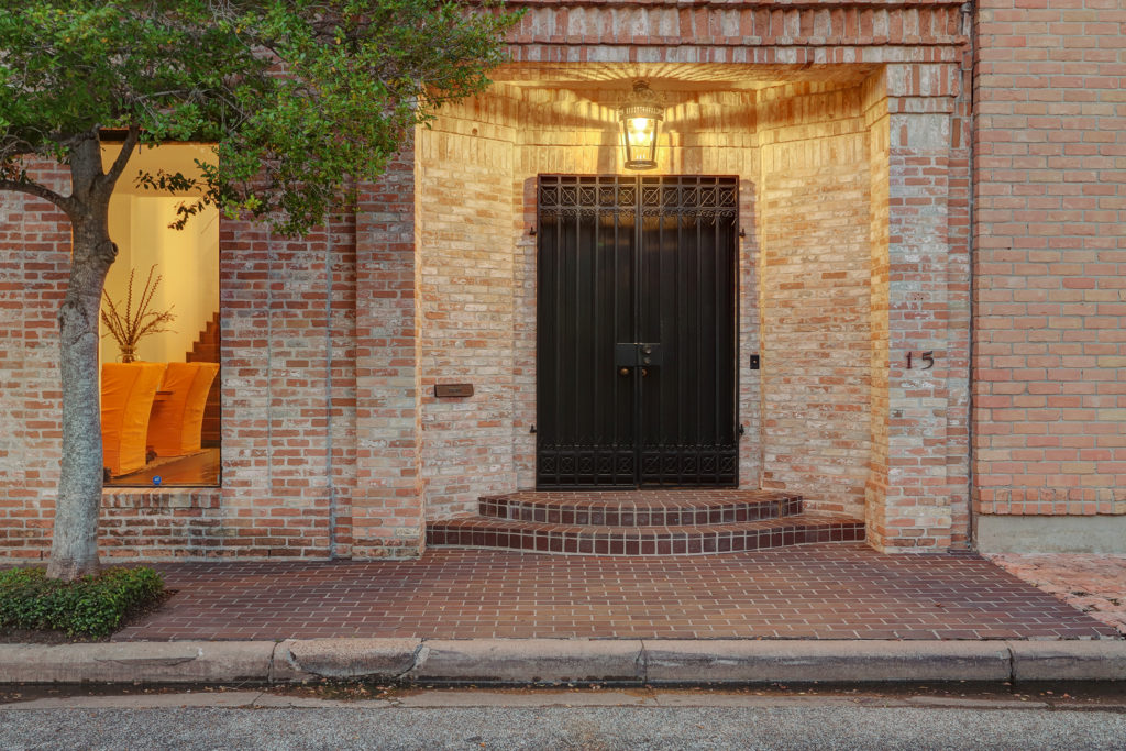The townhouse at 5000 Longmont with a Miesian-style courtyard design rises in a planned community secured behind gates on the edge of Tanglewood. (Photo by TK Images)
