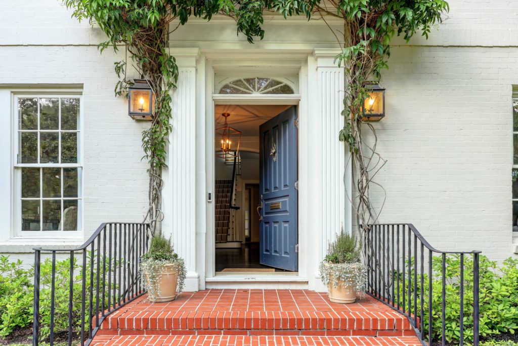 The entry to 1902 Sunset Boulevard has been welcoming influential guests since 1937. (Photo by TK Images)