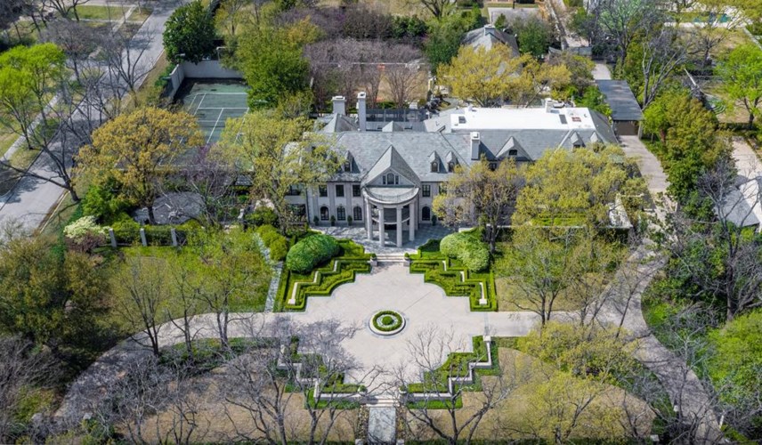 A meticulously landscaped entry. (Photo by Alex Perry, Allie Beth Allman & Assoc.)