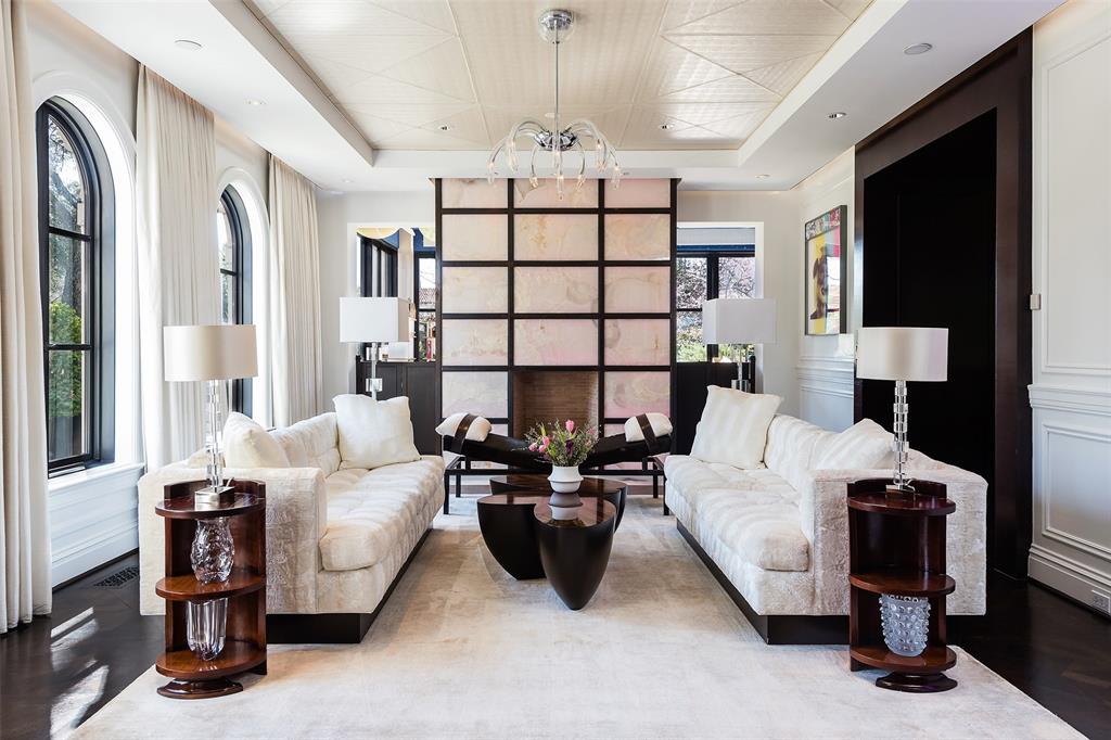A theme of deep brown and bright white carries throughout the estate. (Photo by Alex Perry, Allie Beth Allman & Assoc.)