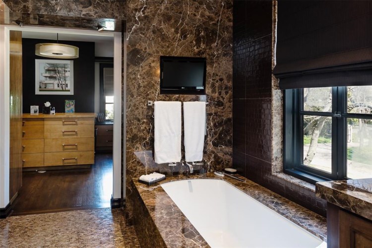 Another bathroom suite. (Photo by Alex Perry, Allie Beth Allman & Assoc.)