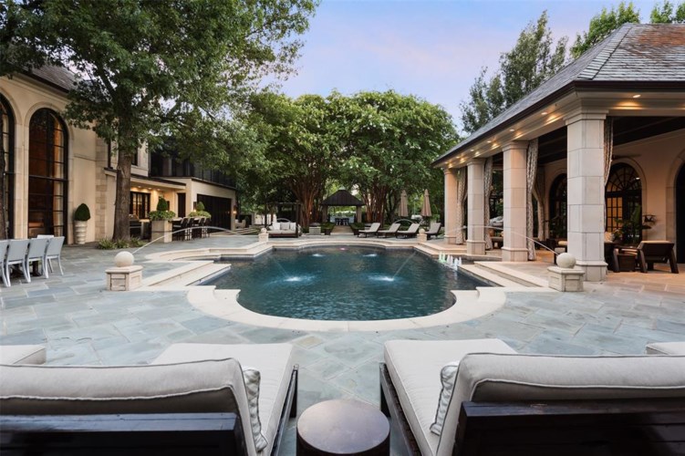 The backyard pool and entertaining areas of the Volk Estates house in Dallas. (Photo by Alex Perry, Allie Beth Allman & Assoc.)