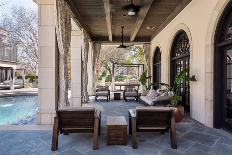 An elegant, covered patio. (Photo by Alex Perry, Allie Beth Allman & Assoc.)