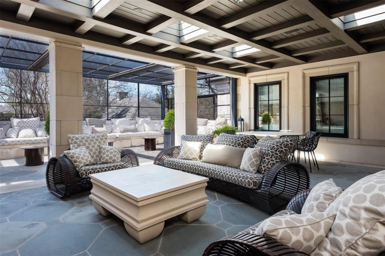 A terrace perfect for entertaining. (Photo by Alex Perry, Allie Beth Allman & Assoc.)