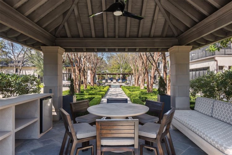 A quiet escape beyond the pool. (Photo by Alex Perry, Allie Beth Allman & Assoc.)