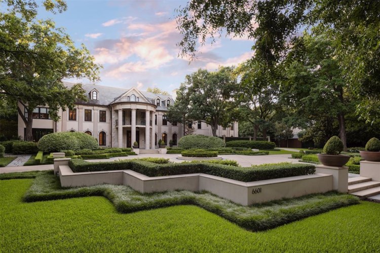 One of the most prominent homes in Volk Estates: 6601 Hunters Glen Road. (Photo by Alex Perry, Allie Beth Allman & Assoc.)