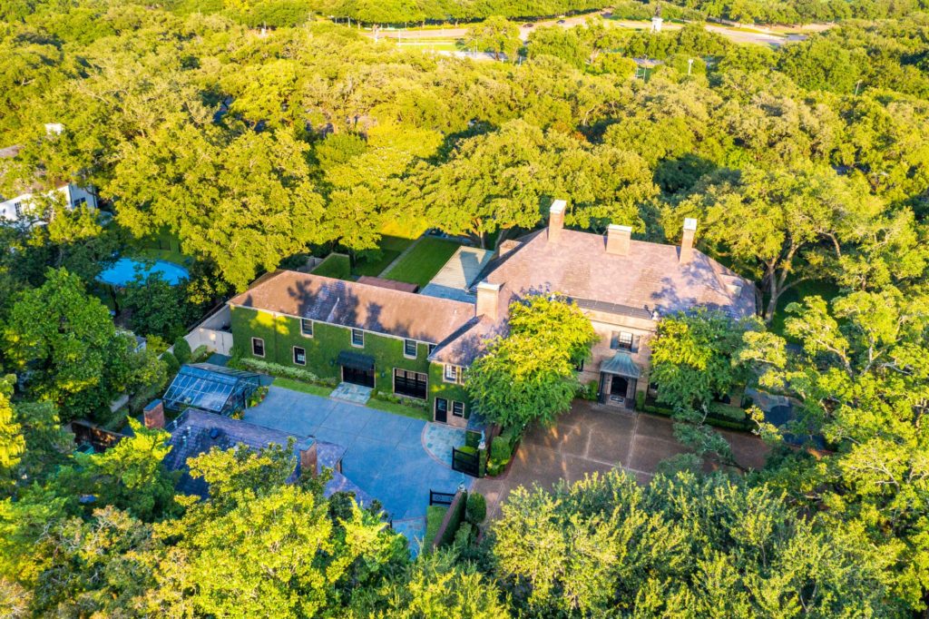 An aerial view of the 2 Longfellow Lane dwelling in Houston's exclusive Shadyside neighborhood. (Aerial photo by Dronehub Media) (Photo by Nathan Schroder/Douglas Elliman)