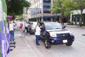 Astros volunteers delivering dinners from Potente for the AVDA 40th anniversary fundraiser. (Photo by Jerry Klump)