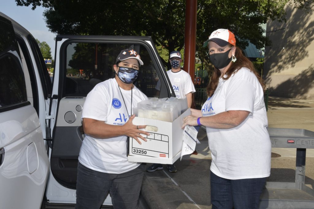 Astros/AVDA volunteers deliver dinners from Jim Crane's Potente for the AVDA 40th anniversary of fighting domestic violence. (Photo by Jerry Klump)