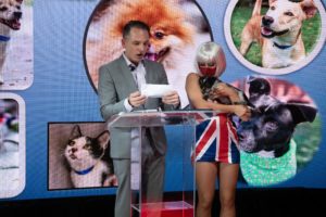 Johnny Holloway announcing raffle winner (Photo by Daniel Ortiz)