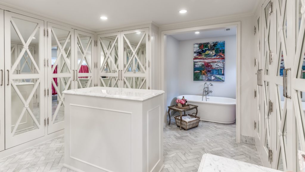 The master bath's soaking tub.