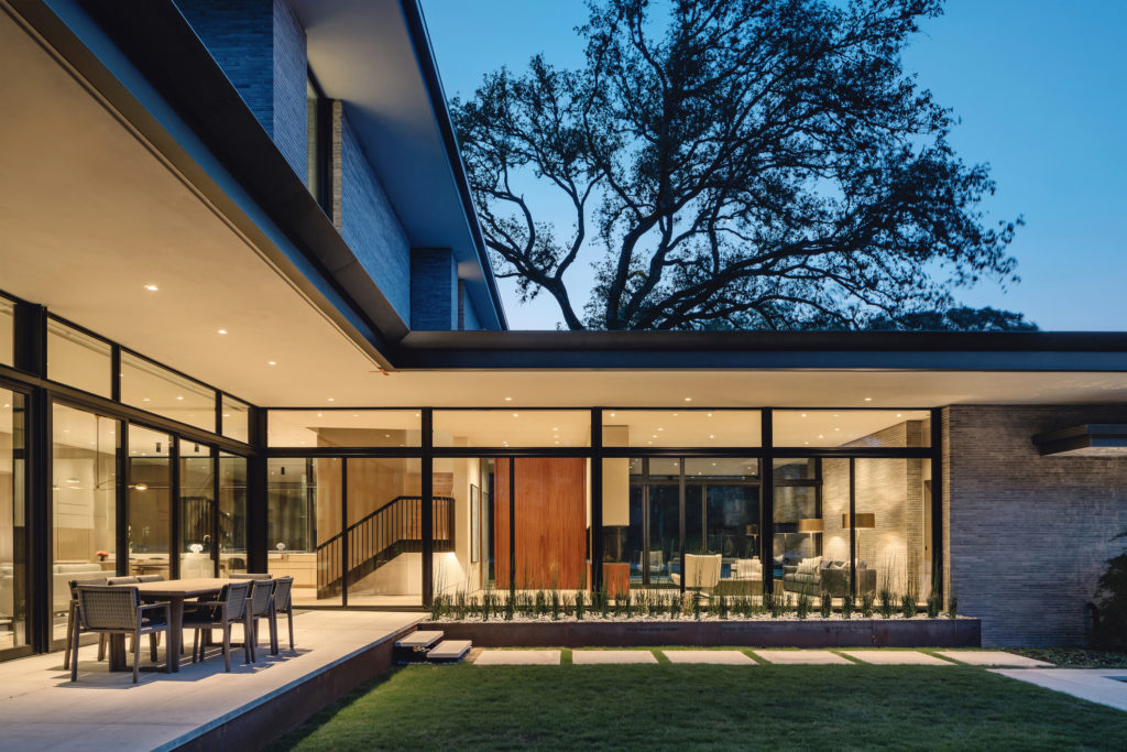 Ample glass walls in this Michael Hsu-designed residence segue the indoors to the out, uniting both realms as a continuous space. (Photo by Chase Daniel)