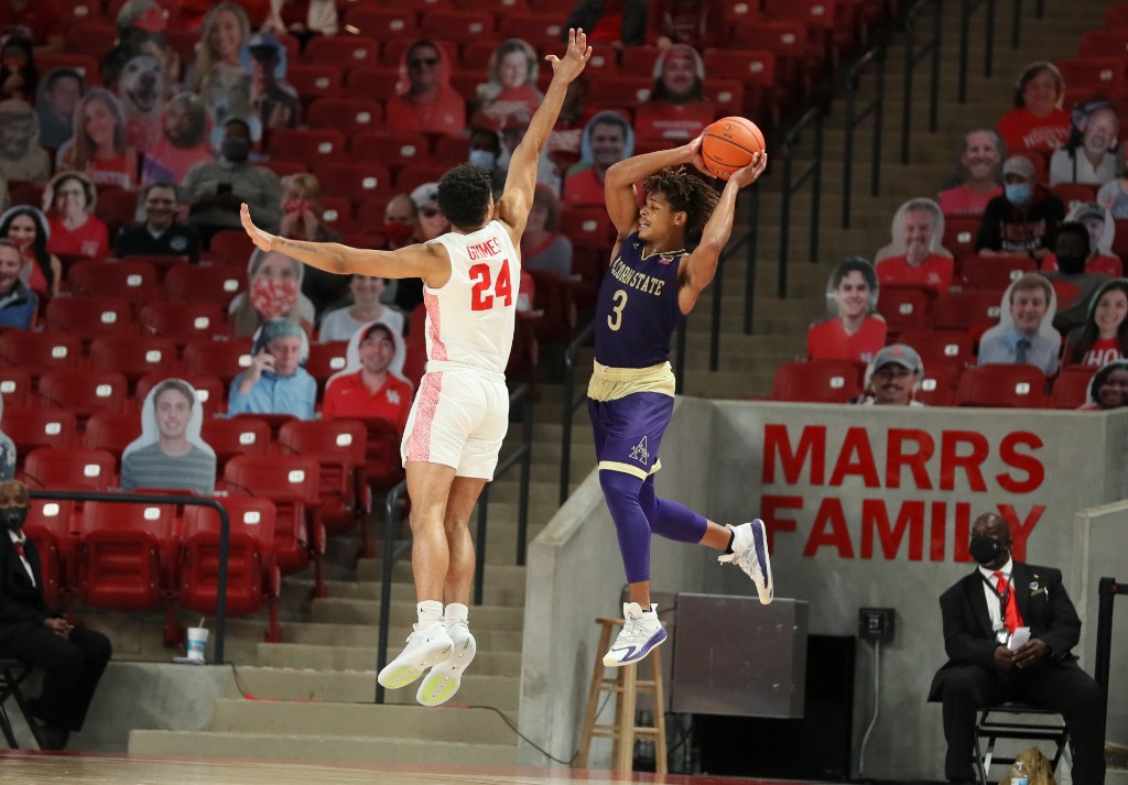 Quentin Grimes brought all out hustle to the floor. (Photo by UH Athletics)
