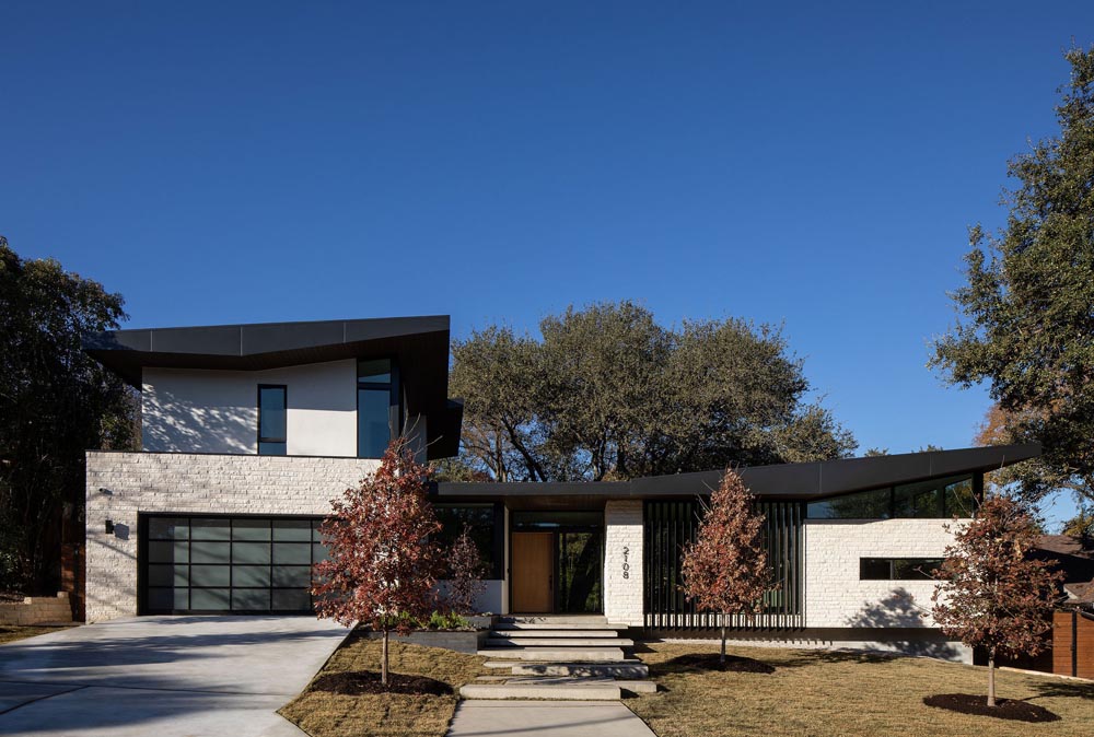 Coxist Studio designed this custom residence, built by FIA Homes, with a nod to mid-century design. (Photography Jake Holt)