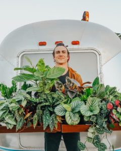 Grow – Bobby Lynge surrounded by adoring fans.
