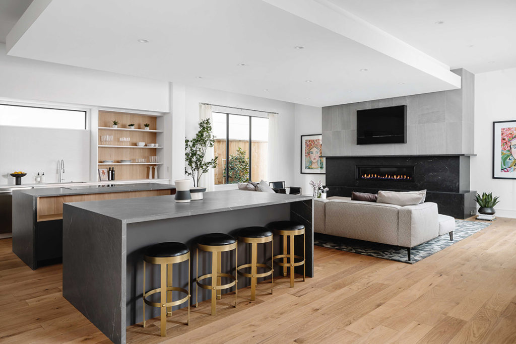 2410 Kingston Drive features 5,550 sqft. of generously sized, light-filled rooms and exceptional entertaining capabilities in a warm contemporary design.