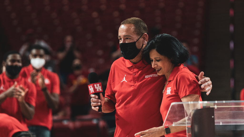 Kelvin Sampson and University of Houston president Renu Khator love put UH in the spotlight. (@UHCougarMBK)