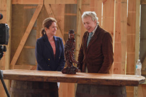 Jane Broyles gleans insights into her Chinese carved-wood Guanyin from PBS' Leigh Keno. (Photo by Chris P. Bachman)