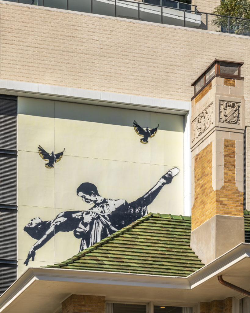 The striking mural on the side of the building helps connect the Hines high-rise to the La Colombe d'Or hotel. (Photo by Mabry Campbell)
