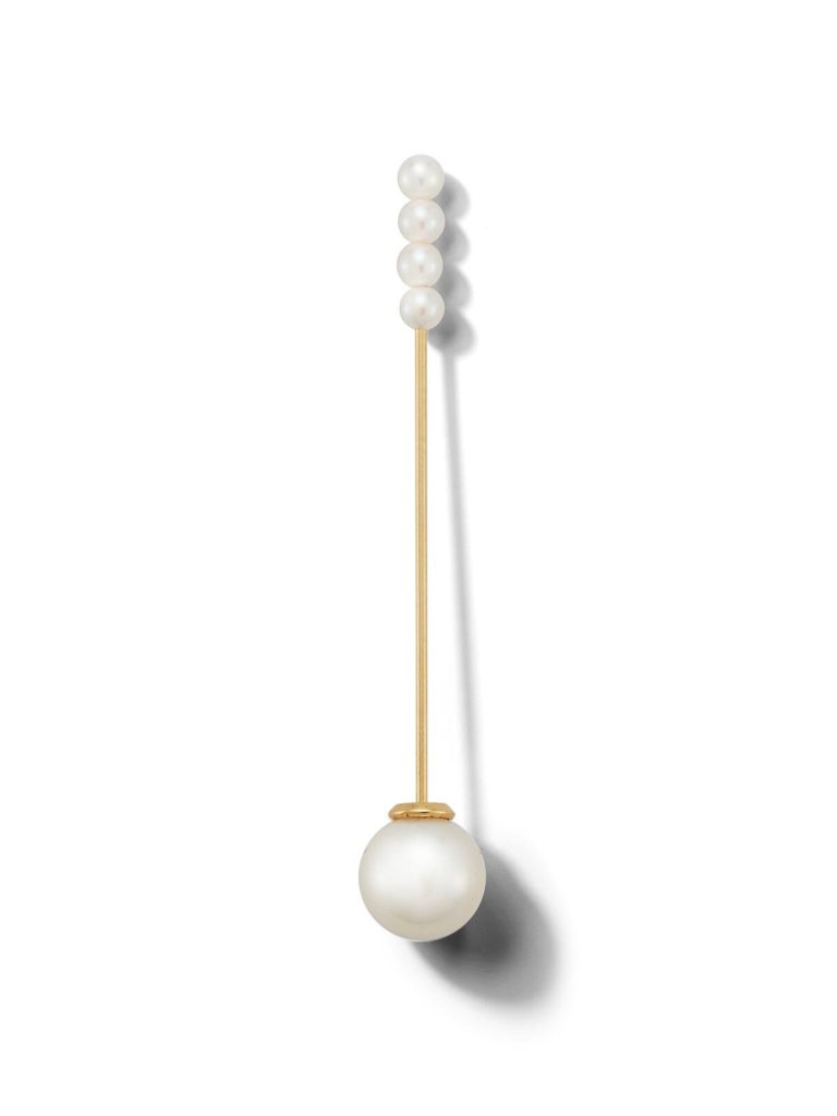 Mizuki's single stick pearl earring makes a statement.