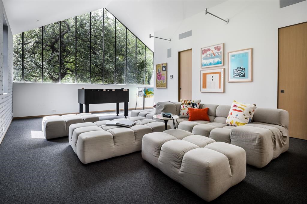 Nature finds its way into nearly every room. 