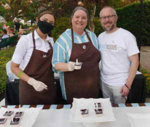Bisous Bisous – Lucy Martinez, Rhonda Combs, Matt Meyer (Photo by Dallas Arboretum/Steve Foxall)
