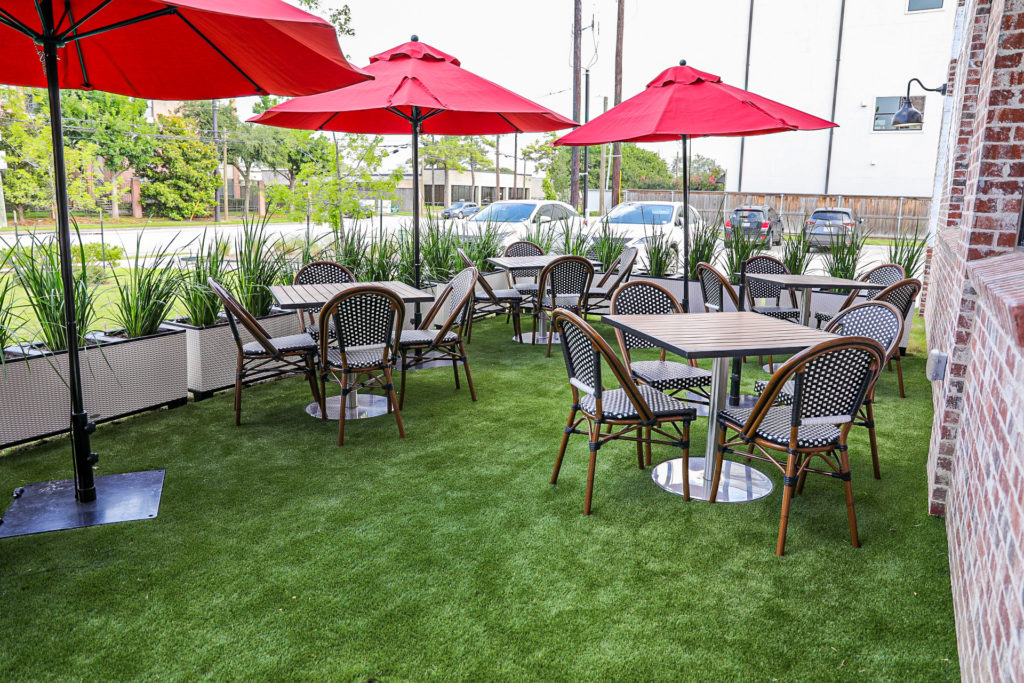 Patio dining is an option at NoPo Café, Market & Bar on North Post Oak. (Photo by Carly Shuttlesworth)