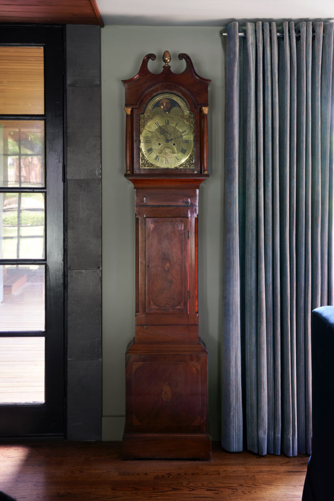 English 1780s grandfather clock from Connecticut. (Photo by Pär Bengtsson)