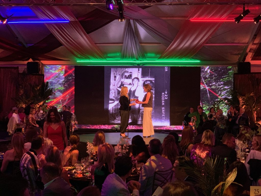 
Aspen Art Museum director Nicola Lees presents Mary Weatherford with the Aspen Award for Art at the ArtCrush gala. (Photo courtesy of the Aspen Art Museum)