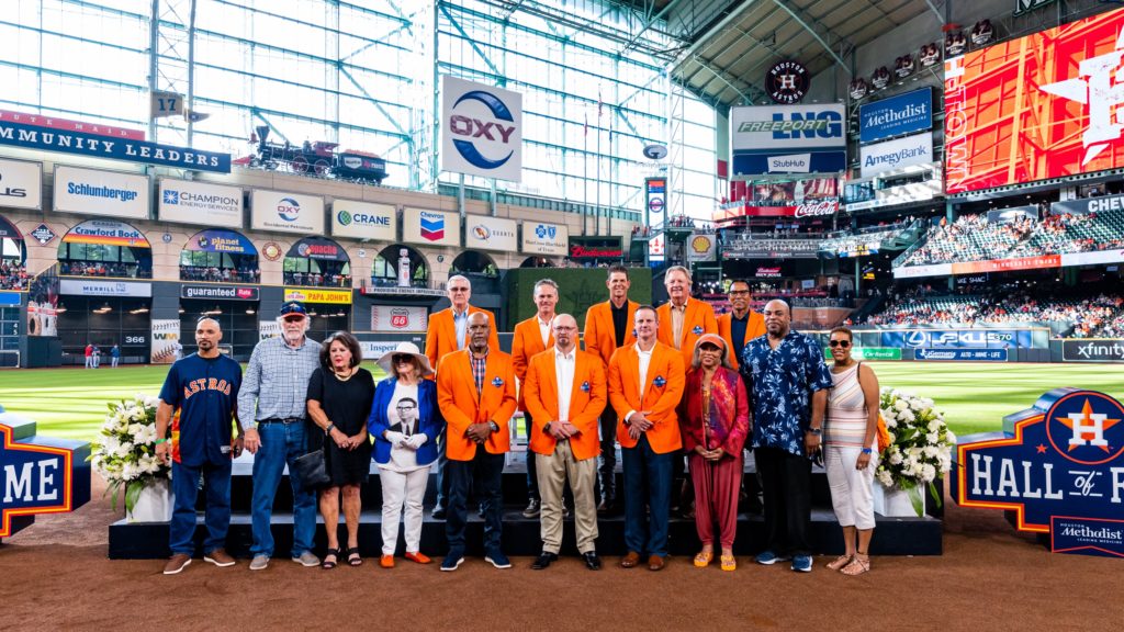 The Astros 2020 Hall of Fame class pose with their families after a sweet on-field induction ceremony. (@astros)