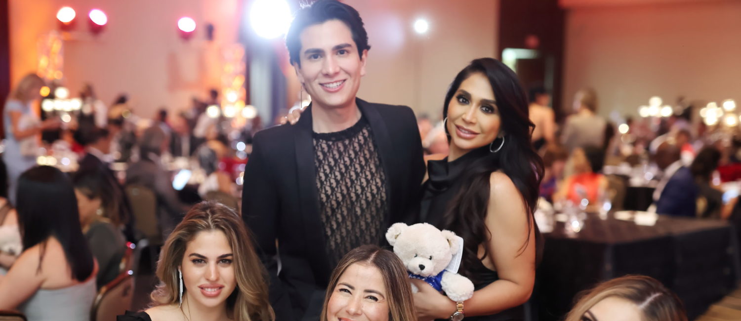 15 Angel Woolsey shares smiles with his guests (Photo by Quy Tran)