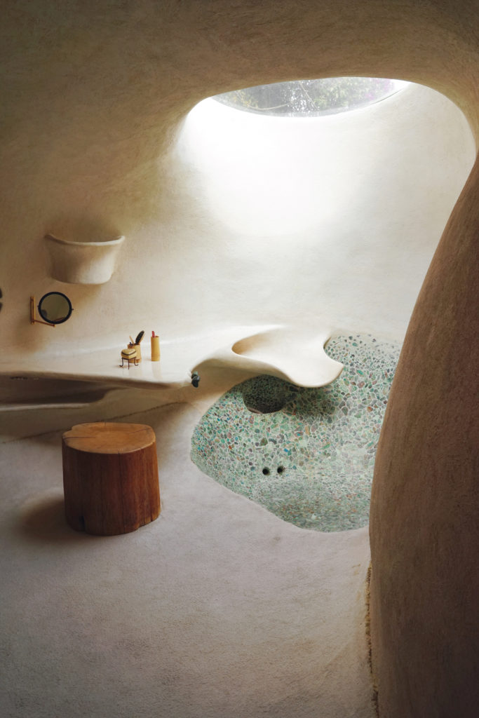A bath with free-form organic abstractions. (Photo by Pia Riverola and Arquitectura Orgánica)